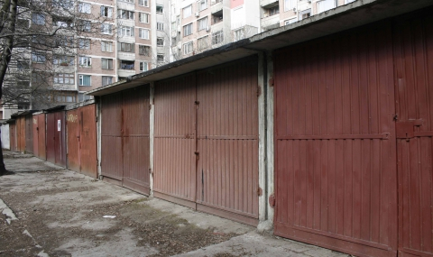 Община Сливен започна премахването на незаконни гаражи в част от междублоковите пространства в кварталите „Сини камъни“, „Българка“ и „Дружба“. Върху освободените...